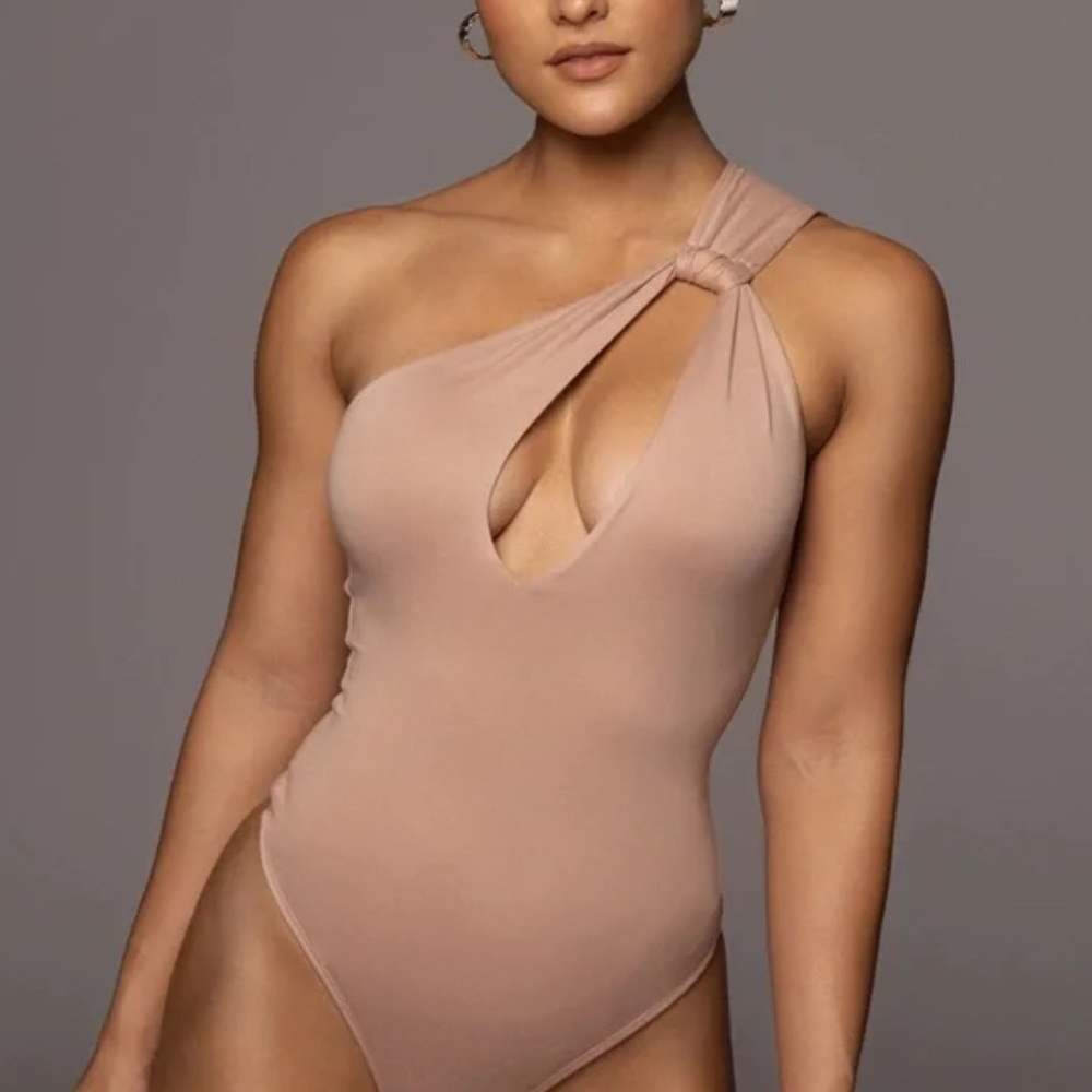 NWT JLUXLABLE one shoulder keyhole bodysuit